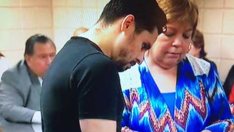 Larry Hernández en la Corte, antes de salir libre luego de pagar la fianza que se le impuso.