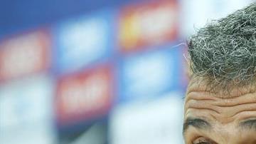 El entrenador del FC Barcelona, Luis Enrique Martínez, durante la rueda de prensa posterior al entrenamiento que el equipo azulgrana ha realizado esta mañana en la Ciudad Deportiva Joan Gamper, de cara al partido de liga que mañana disputarán ante el rayo Vallecano.