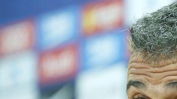 El entrenador del FC Barcelona, Luis Enrique Martínez, durante la rueda de prensa posterior al entrenamiento que el equipo azulgrana ha realizado esta mañana en la Ciudad Deportiva Joan Gamper, de cara al partido de liga que mañana disputarán ante el rayo Vallecano.