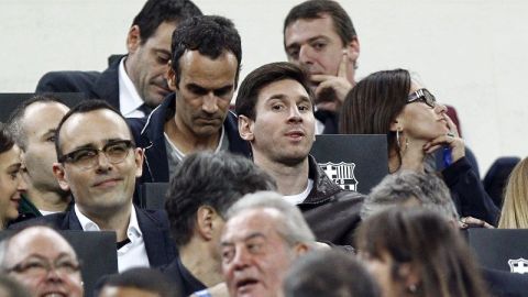 'La Pulga' lucía muy aburrido en la tribuna del Nou Camp.