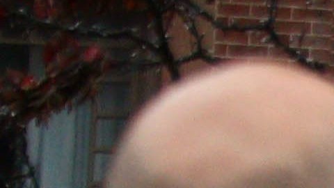 La activista Nayeli Pérez Huerta es detenida durante un acto de desobediencia civil de grupos proinmigrantes, frente a la mansión del gobernador de Carolina del Norte.