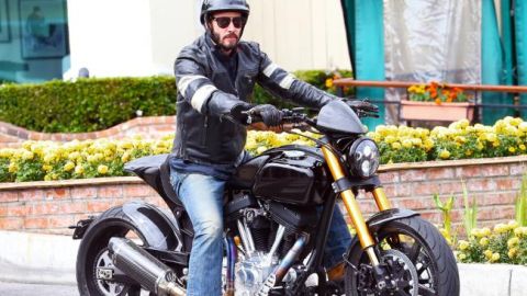 La motocicleta fue diseñada por el actor y Gard Hollinger.