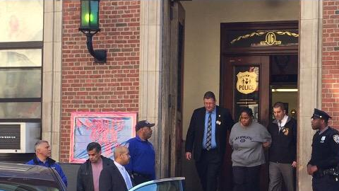 La mujer de 27 años que lanzó a su bebé de seis meses al vacío en El Bronx, fue acusada de homicidio en segundo grado.