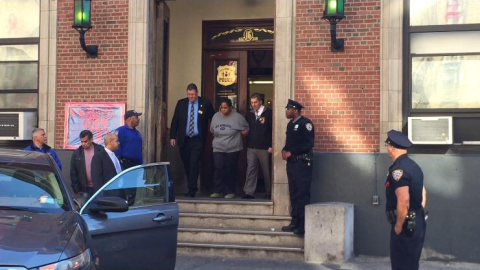 La mujer de 27 años que lanzó a su bebé de seis meses al vacío en El Bronx, fue acusada de homicidio en segundo grado.