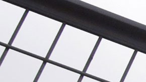 El director de Air France en el aeropuerto parisino de Orly, Pierre Plissonnier, es obligado a cruzar la cerca.