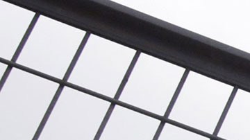 El director de Air France en el aeropuerto parisino de Orly, Pierre Plissonnier, es obligado a cruzar la cerca.