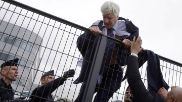 El director de Air France en el aeropuerto parisino de Orly, Pierre Plissonnier, es obligado a cruzar la cerca.
