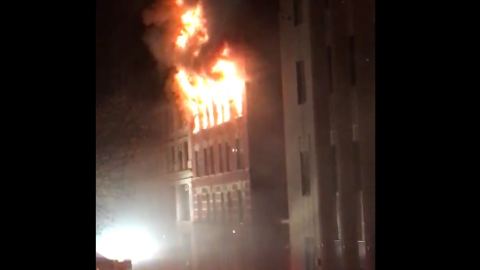 Un incendio en una construcción de Manhattan provocó la evacuación de otros cuatro edificios aledaños.