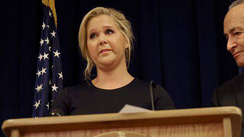La actriz Amy Schumer en compañía de su primo, el Senador Chuck Schumer, abogando por el control de armas.