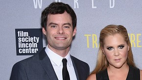 La segunda de la derecha, la comediante Amy Schumer, logró negociar un jugoso contrato millonario para su próxima película.