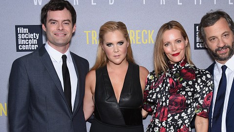 La segunda de la derecha, la comediante Amy Schumer, logró negociar un jugoso contrato millonario para su próxima película.