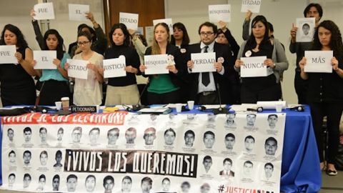 Padres de los 43 normalistas de Ayotzinapa claman justicia.