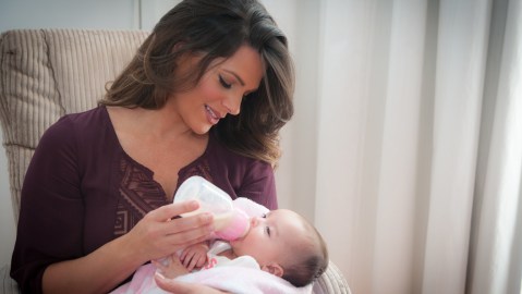 La presentadora de televisión dándole de comer a su pequeña Sofía Andrea./Cortesía