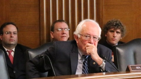 Bernie Sanders, precandidato presidencial demócrata para 2016, durante una audiencia en el senado federal