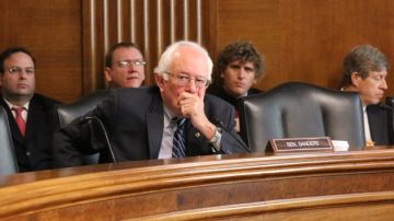 Bernie Sanders, precandidato presidencial demócrata para 2016, durante una audiencia en el senado federal