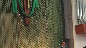 Manifestantes dan la espalda e interrumpen al alcalde Eric Garcetti durante un foro comunitario en sur Los Angeles.