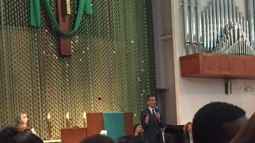 Manifestantes dan la espalda e interrumpen al alcalde Eric Garcetti durante un foro comunitario en sur Los Angeles.