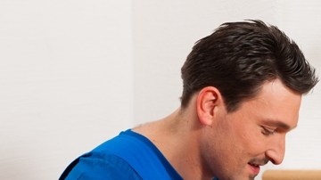 La calefacción vieja debe ser inspeccionada por un experto año tras año antes de encenderla por primera vez en el otoño o invierno.