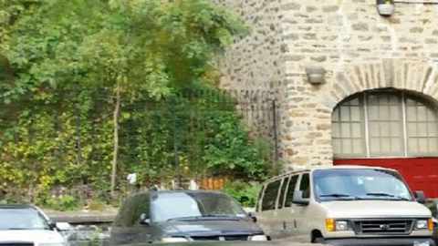 Vándalos dañaron los parabrisas y ventanas de más de 50 vehículos parqueados en Washington Heights.