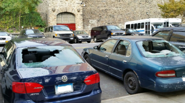 Vándalos dañaron los parabrisas y ventanas de más de 50 vehículos parqueados en Washington Heights.