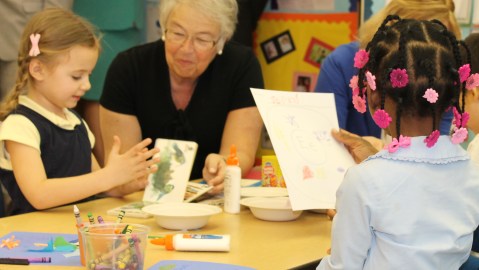 Niños de pre-kinder con Chancellor Farina