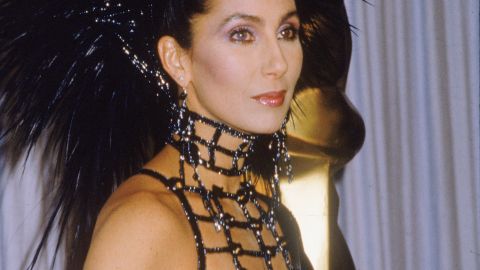 Cher sentó cátedra con su vestido/disfraz en los Oscar de 1986. ¡Viva Halloween!