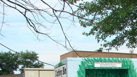 Contenedores que puso Thrift Land USA alrededor de la Ciudad para recolectar donaciones de ropas y venderlas en el exterior.