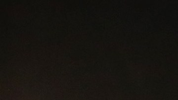 Migrantes que son deportados suben a un avión fletado por ICE para viajar a su país de origen.