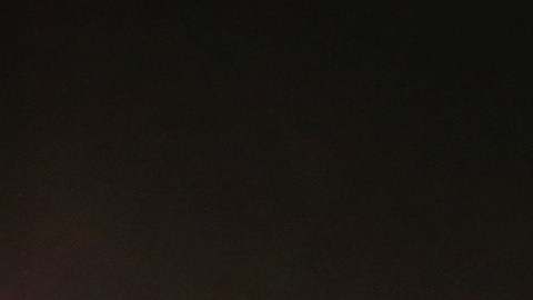 Migrantes que son deportados suben a un avión fletado por ICE para viajar a su país de origen.
