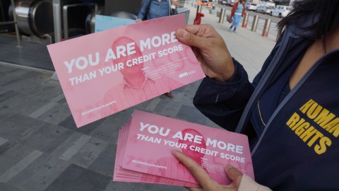 Reparten volantes de Campaña You are more than your credit score