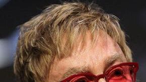 Aseguran que Elton John y Juan Gabriel están negociando para grabar un dueto.