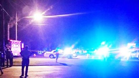 Autoridades acuden al sitio de un tiroteo cerca de la alcaldía de Inglis en Florida.