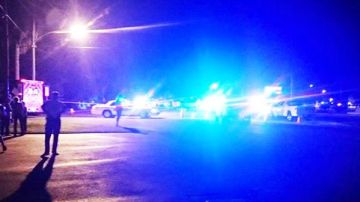 Autoridades acuden al sitio de un tiroteo cerca de la alcaldía de Inglis en Florida.