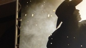 Gerardo Ortiz posa orgulloso frente al poster promocional de su cortometraje "Como un sueño".