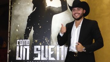 Gerardo Ortiz posa orgulloso frente al poster promocional de su cortometraje "Como un sueño".