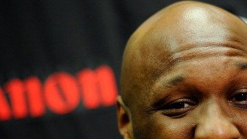 Tras despertar del coma el pasado viernes, Lamar Odom es trasladado a un centro de rehabilitación.