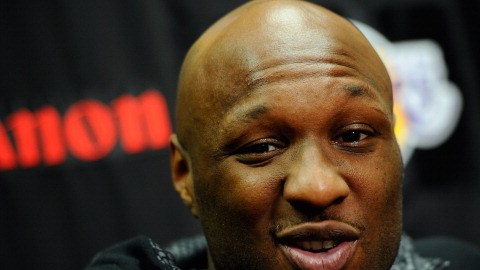 Tras despertar del coma el pasado viernes, Lamar Odom es trasladado a un centro de rehabilitación.