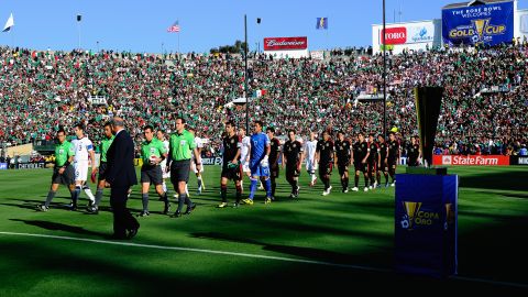 Las selecciones de Estados Unidos y México saltarán otra vez a la cancha del Rose Bowl este sábado para un partido muy esperado.