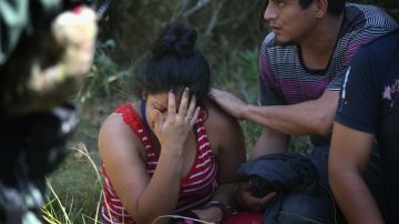 Un migrante consuela a otra luego de ser detenidos en la frontera de Texas. Foto: John Moore/Getty Images
