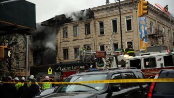Bomberos combaten el incendio ocurrido en un área densamente poblada de Brooklyn.