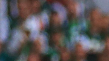 Darrelle Revis se eleva para interceptar un pase en contra de los Dolphins de Miami el domingo en Wembley.