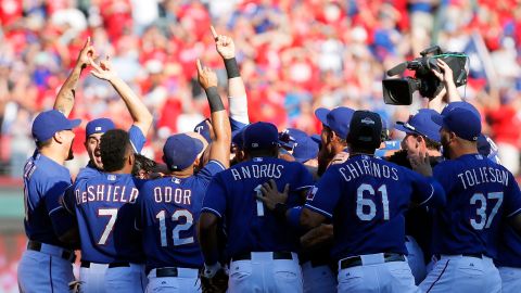 Los Rangers de Texas celebran su triunfo del domingo sobre los Angels y el título divisional.