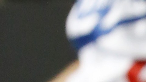 Clayton Kershaw, estrella de los Dodgers, no puede ocultar su frustración tras ser sacado del juego en la séptima entrada.