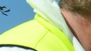 Voluntarios limpian la escena tras un ataque terrorista a un ómnibus en Jerusalén.