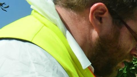 Voluntarios limpian la escena tras un ataque terrorista a un ómnibus en Jerusalén.