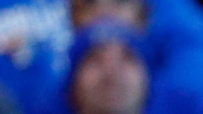 Eric Hosmer #35 de los Reales de KC anota una carrera en el séptimo inning ante los Azulejos de Toronto.