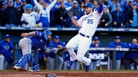 Eric Hosmer #35 de los Reales de KC anota una carrera en el séptimo inning ante los Azulejos de Toronto.