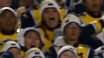 Jalen Watts-Jackson, de Michigan State, se dirige a la zona de anotación en una de las jugadas más increíbles de 2015 en el fútbol americano colegial.