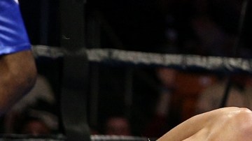 Prichard Colón se toca la cabeza después de recibir un golpe de Terrel Williams.