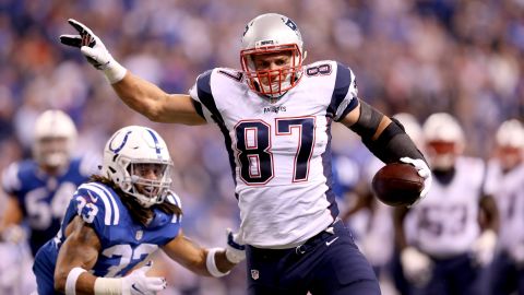 Rob Gronkowski se escapa tras una de sus recepciones del domingo en la noche en Indianapolis. Los Patriots mantuvieron lo invicto.